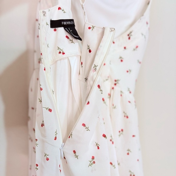 4/$10🎄Forever 21 White Romper w Ditsy Rose Pattern and Criss Cross Straps - Picture 12 of 13
